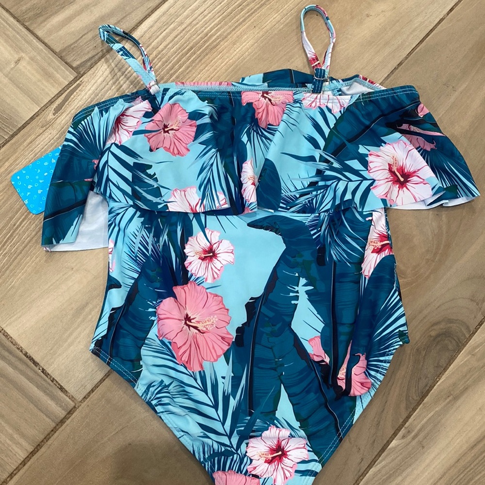 Girls swimsuit